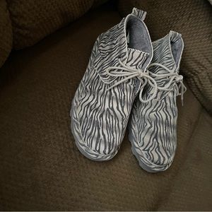 Bear Paw women size 7 run half size small grey with black stripes